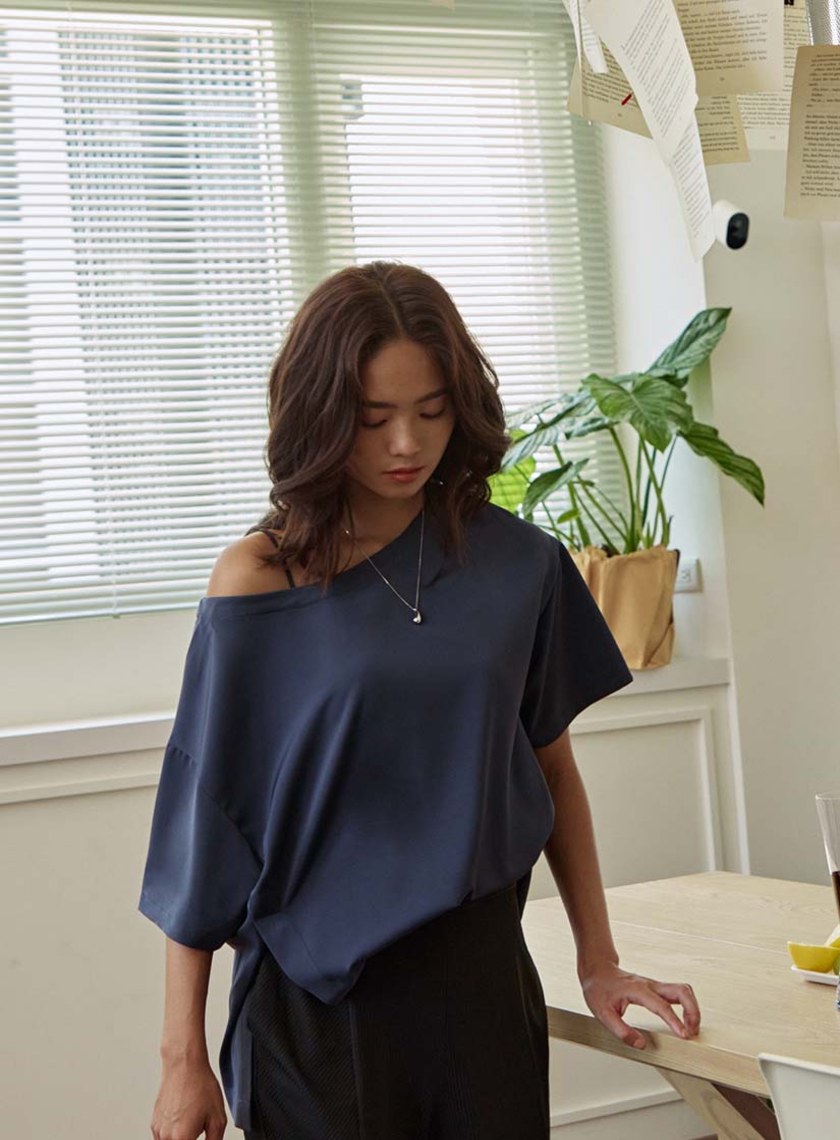 微光澤舒適落肩寬袖上衣